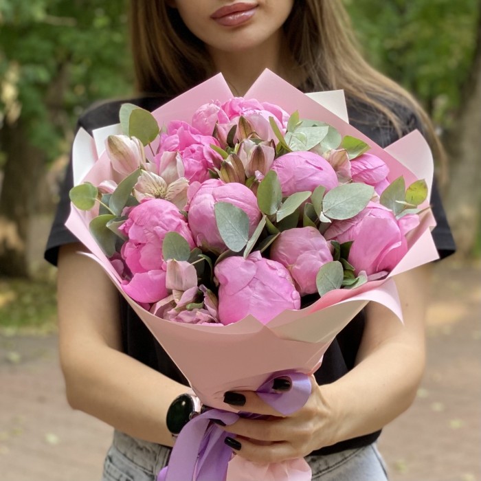 Букет из 9 пионов Флеминг с альстромерией